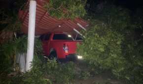 Protección Civil del estado reportó que tres viviendas también terminaron dañadas por árboles caídos