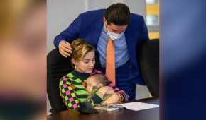 La pareja 'adoptó' a un bebé por un fin de semana y fueron criticados en redes