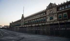 La fachada de Palacio Nacional fue blindada con vallas previo a las movilizaciones por el 8M