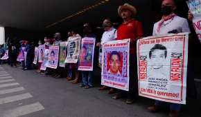 Familiares de los alumnos desaparecidos de Ayotzinapa, protestaron en la SRE