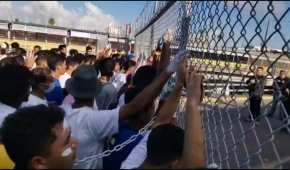 Los venezolanos se pintaron las manos de blanco y se amarraron con cadenas