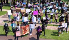 Compañeros de la estudiante agredida protestaron este lunes en instalaciones de la UNAM.