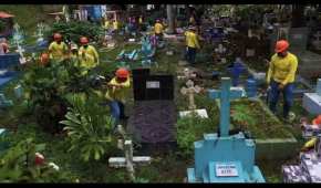 Las autoridades de El Salvador borran en cementerios cualquier marca dejada por delincuentes