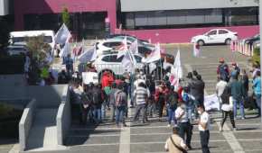 Los manifestantes se plantaron en la explanada de las instalaciones del INE.