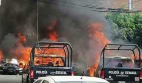 Los vehículos policiales fueron quemados por los transportistas inconformes.