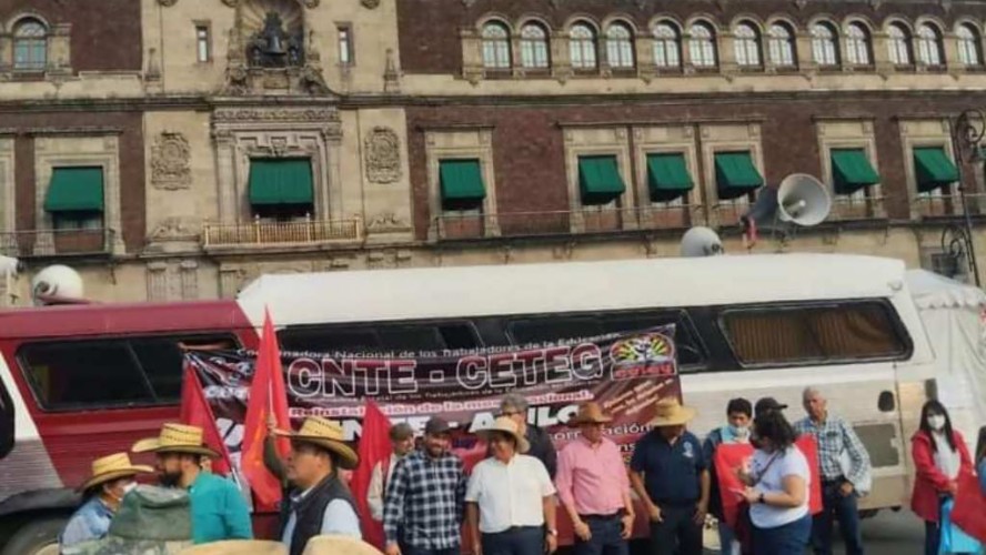 Maestros Del Cnte De Guerrero Hacen Plantón En El Zócalo 7434