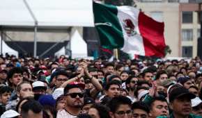 Familias se dieron cita para ver el partido de México en la pantalla del Monumento a la Revolución.