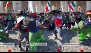 Los mexicanos grabaron la fiesta brava con un dinosaurio en una plaza pública.
