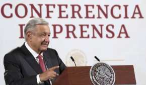 El presidente López Obrador realizó una caminata para estirar los músculos previo a la marcha del domingo.