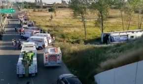 El autobús con 40 pasajeros volcó luego de salirse de la autopista México-Puebla.