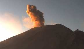 El volcán presenta una emisión de vapor de agua y gases con dirección noreste
