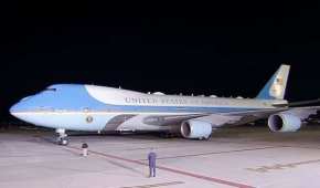 La aeronave que traslada al presidente arribó a la capital del país, desde donde Biden saldrá