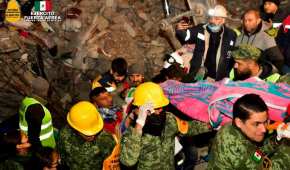 Militares mexicanos rescataron con vida a una persona en un edificio colapsado de Turquía.