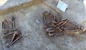 Otros entierros fueron depositados, en su mayoría, en posición flexionada, sedente y dorsal