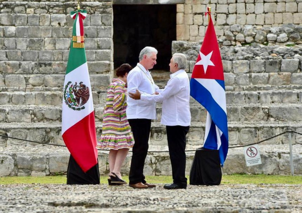 AMLO condecora a Díaz-Canel con la Orden Mexicana del Águila