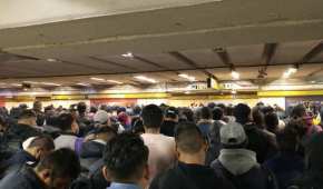 Usuarios de la Línea 3 del Metro acusan la espera de hasta 20 minutos, entre tren y tren... si es que pueden subir.