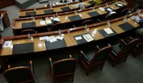 Ante la ausencia de sus representantes, un legislador morenista pidió un minuto de silencio por "muerte" del PAN