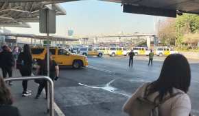 De acuerdo con reportes, un grupo de taxistas mantienen la zona sin paso