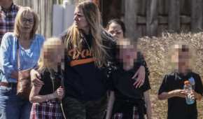 Padres de familia acudieron a la escuela cristiana para asistir la salida de alumnos tras el ataque