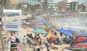 En Sinaloa, por ejemplo, las playas de Mazatlán lucen abarrotadas por turistas