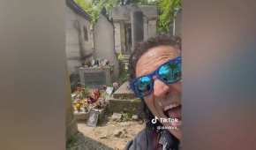 Alex Lora viajó junto a su esposa a París para visitar los restos del exmiembro de The Doors