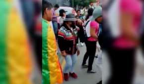 Los manifestantes cantaron y bailaron frente a la sede de la diplomacia mexicana