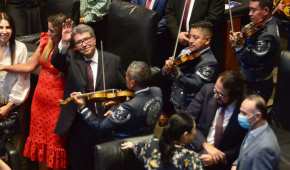 Los mariachis tocaron 'El Rey'.