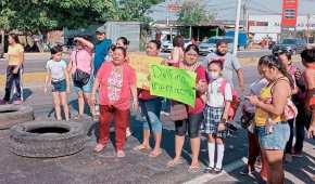 En la protesta, padres de familia llamaron "mentirosa" a la virtual gobernadora de Edomex