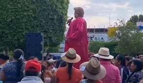 El imitador de 'Paquita' regaló sombreros a los asistentes