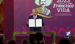 El mandatario firmó el documento en la conferencia de prensa