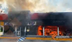 Una tienda Oxxo fue parte de los daños registrados en la jornada de violencia en Michoacán