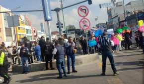 Presencia de manifestantes en Eje 3 y avenida de Las Bombas