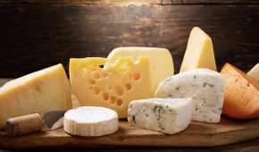 Según el estudio, los quesos ser manipulados con mala higiene, se llenan de bacterias