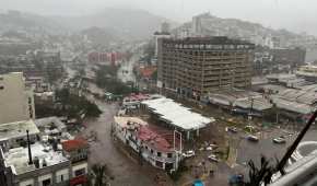 Se aprecian plazas, hoteles, edificios destruidos tras paso del huracán 'Otis'.