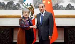 La canciller se reunió con Wang Yi y acordó estrechar lazos con China