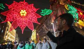 Este 2023, el tema del alumbrado navideño fue la flor de nochebuena