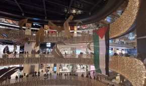 Los manifestantes colocaron una bandera monumental de Palestina al interior del lujoso centro comercial
