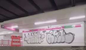 Los grafiteros pintaron sus placas aparentemente relacionadas con los apodos "Stunter" y "Arek"