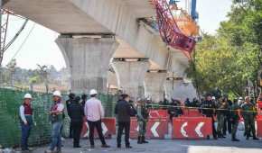 Autoridades aseguraron el área en la que cayó la dovela de concreto