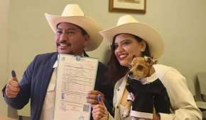 Es un perrito que firmó como testigo de honor en la boda de sus dueños