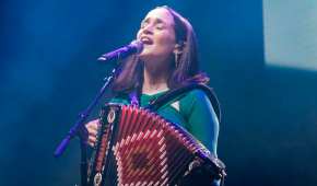 La cantante y compositora mexicana podría cantar sus grandes éxitos