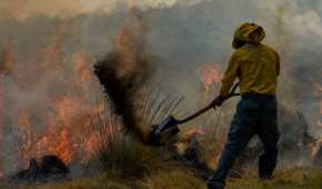 Al momento, hay 937 trabajadores realizando labores de extinción de las llamas