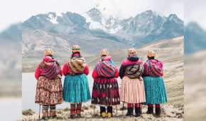 El grupo se integra por al menos 20 mujeres de la etnia aymara