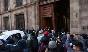Hoy, en plena conferencia mañanera de AMLO, normalistas derribaron la Puerta 1 del recinto