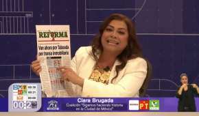 La candidata de Morena exhibió una portada de periódico