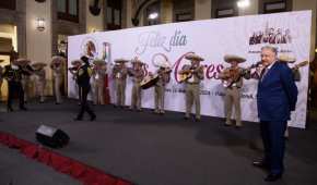 AMLO les llevó serenata a las madres desde Palacio Nacional