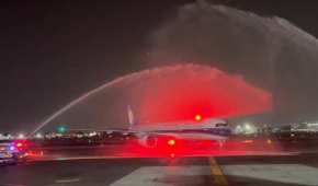 A su arribo a México, el avión fue recibido con un baño de agua o saludo acuático