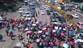 Integrantes de la CNTE bloquean ambos sentidos