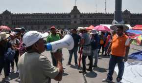 Los maestros piden aumento salarial y mantienen un plantón desde el 15 de mayo