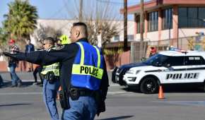 Una mujer estadounidense manejaba el vehículo